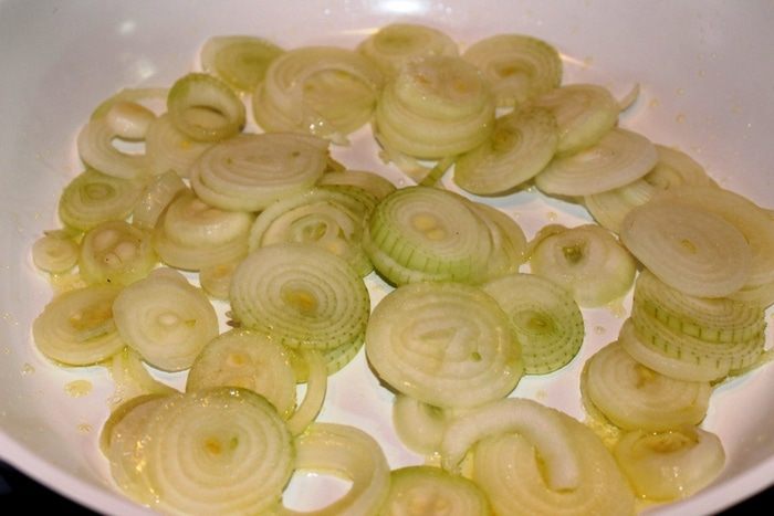 Акула под грилем с картофельно-сырным пюре и сладким луком