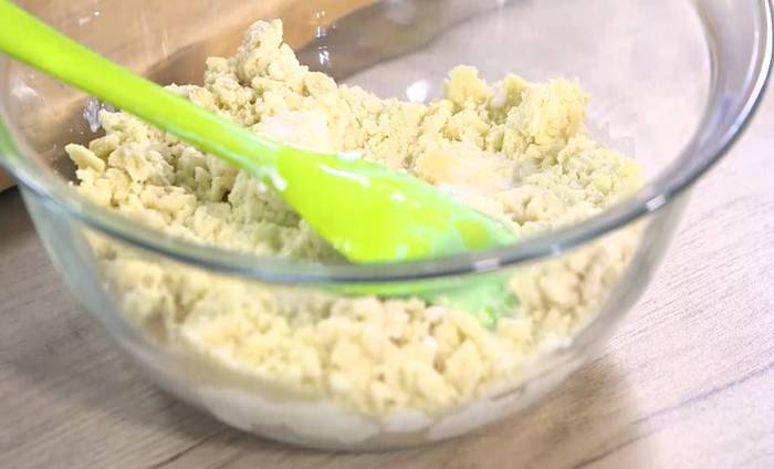 Быстрый пирог с ветчиной, луком и сыром 