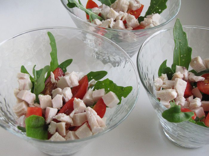 Легкий салат с черешней и куриным филе