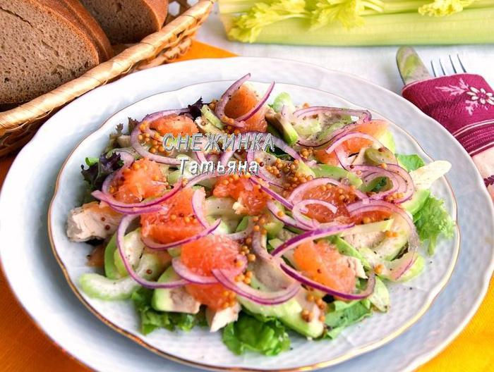 Салат с авокадо, курицей, сельдереем и грейпфрутом