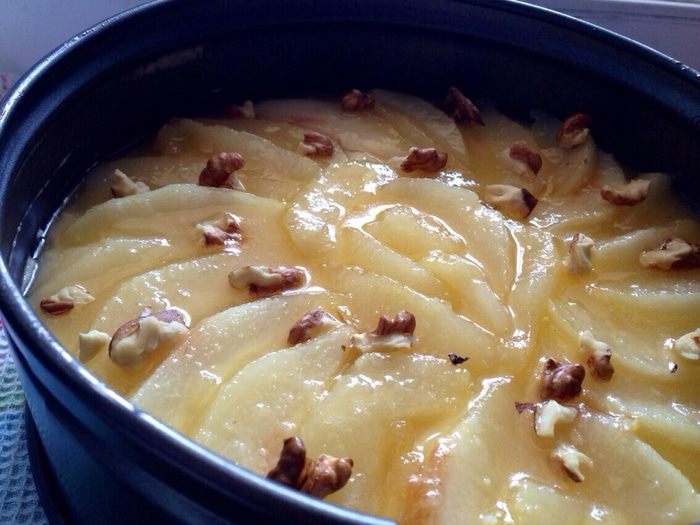 Пирог с карамелизированными грушами
