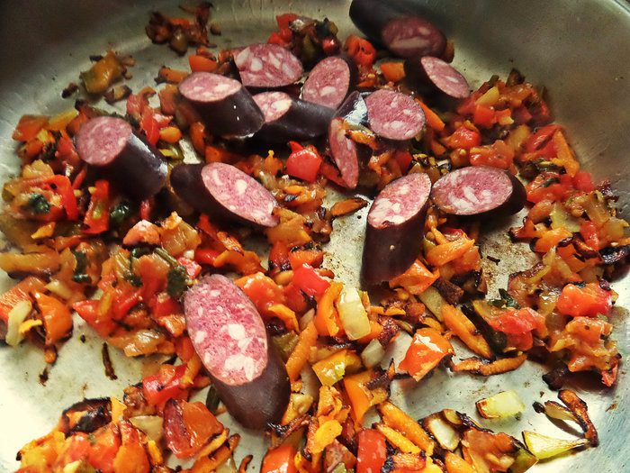 Фасоль с овощами и колбасками