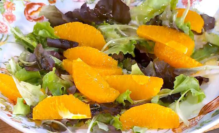 Салат из зеленой чечевицы с апельсином и копченой рыбой 