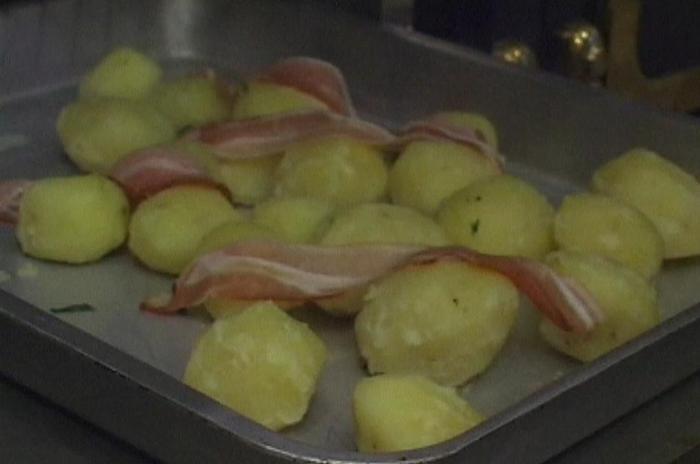 Бараний окорок с картофелем 