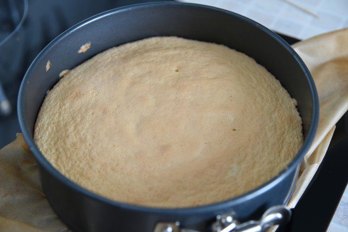 Шарлотта с манго