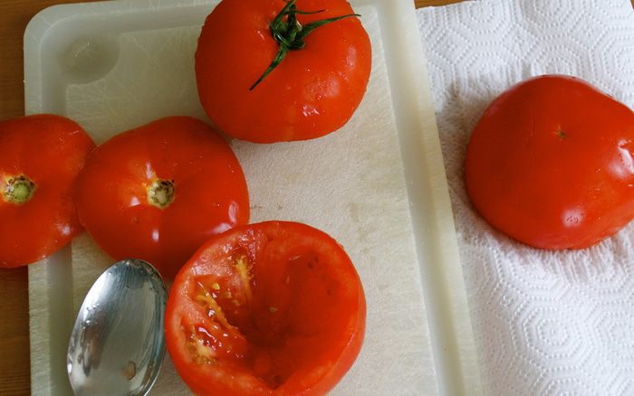 Томаты, фаршированные гавайским куриным салатом 