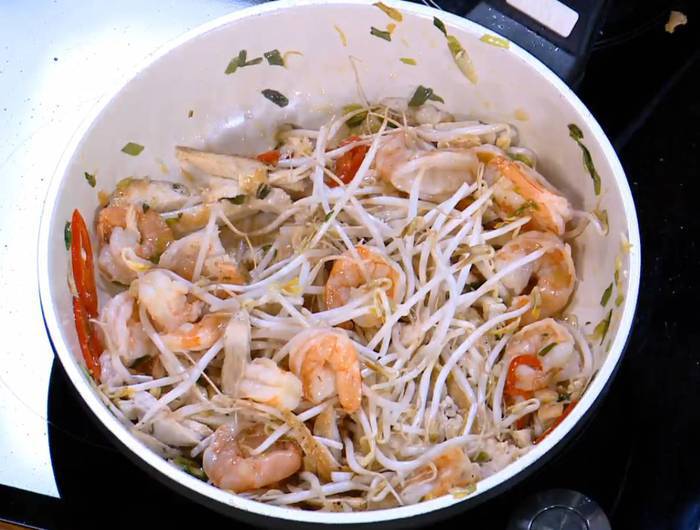 Жареный рис с креветками и курицей, заправленный по-восточному 