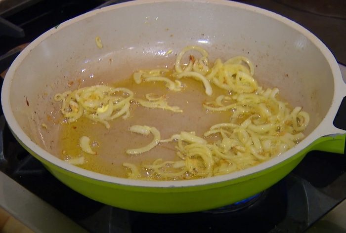 Гречка с перепелиными яйцами и овечьим сыром   
