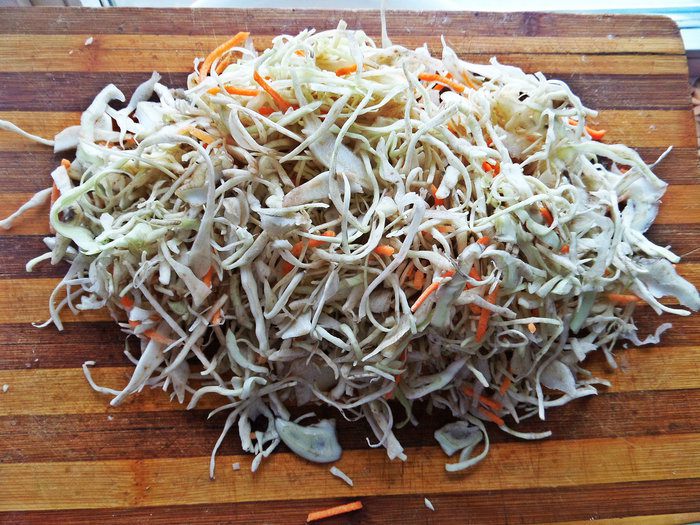 Рулька с разной капустой и грибами