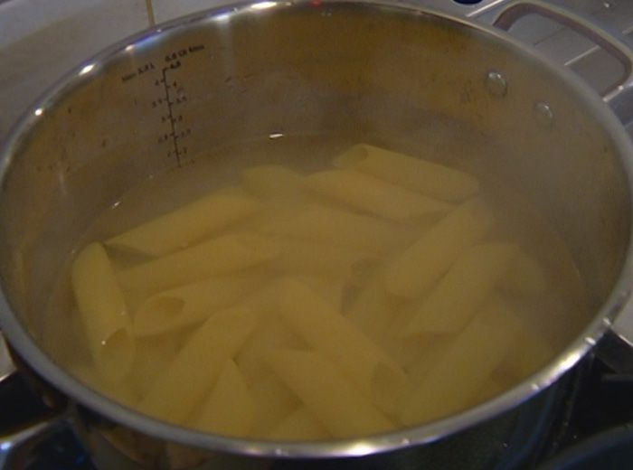 Пенне с баклажанами, помидорами и сулугуни