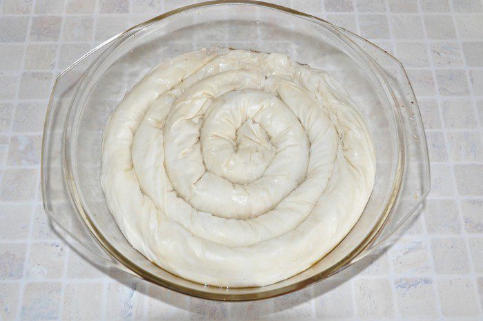 Пирог из теста фило с грушей, облепихой и карамельными яблочками