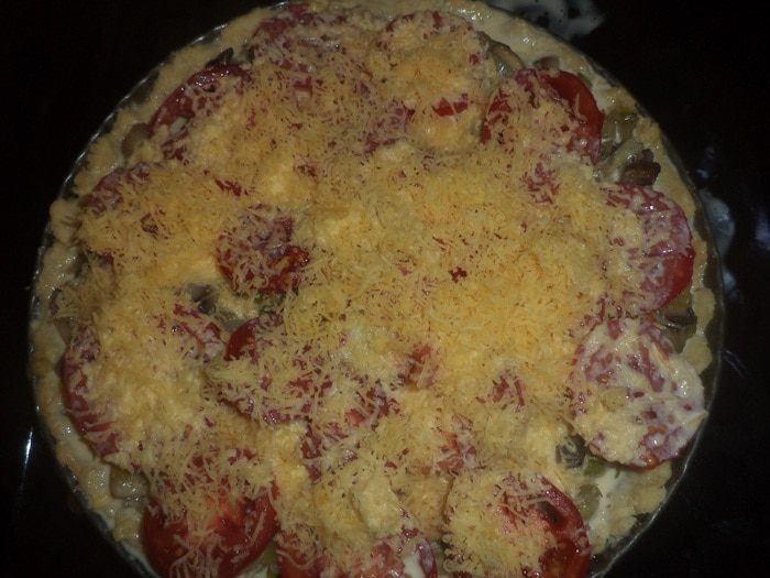 Киш с шампиньонами, луком-пореем и помидорами