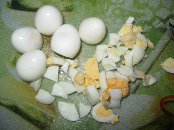 Окрошка на кефире с овощами, перепелиными яйцами и мясом