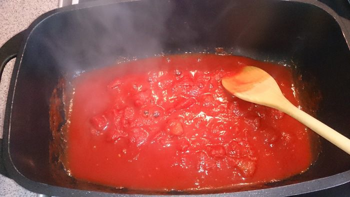 Пенне в томатном соусе с кальмарами и маслинами
