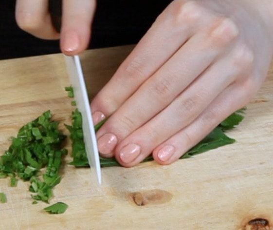 Пряное масло с травами и чесноком