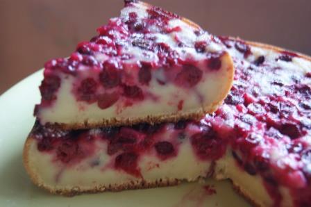 Клафути с вишней и клюквой в мультиварке