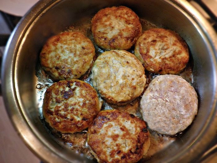 Щучьи котлеты под соусом из белых грибов