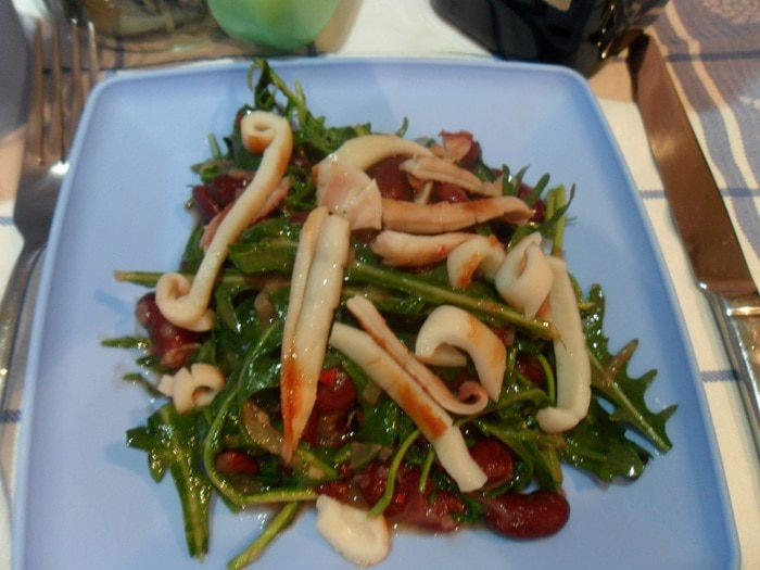 Теплый салат с руколой, фасолью и  кальмарами