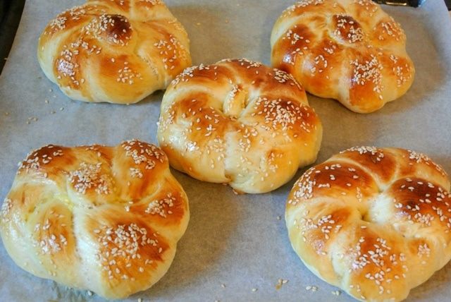 Сдобные булочки с кунжутом