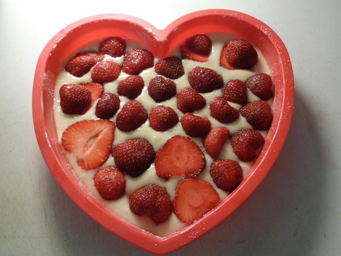 Клубничный бисквитный пирог с цукатами экзотических фруктов