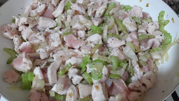 Курица с брокколи и сельдереем в соусе из лабне