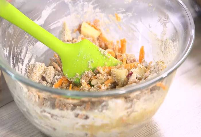 Маффины из полбяной муки с яблоком, морковью и тыквенными семечками 