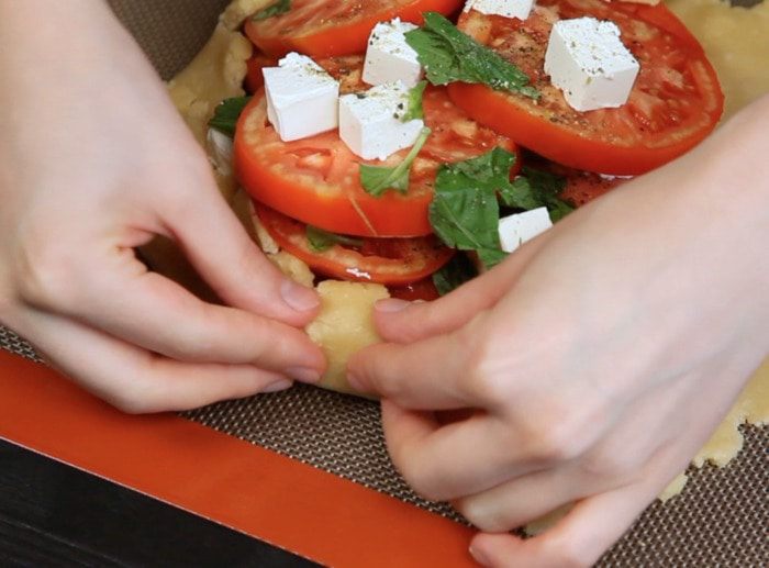 Галета с помидорами, базиликом и фетой