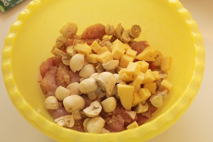 Куриный рулет с грибами и сыром