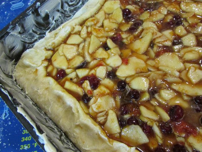 Сладкий пирог с яблоками и клюквой
