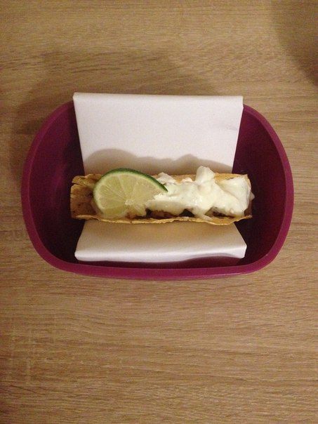 Кусочки курицы в индийской лепешке с манго и лаймовой заправкой