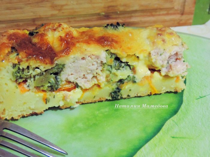 Творожный пирог с мясными шариками и овощами под сырной заливкой