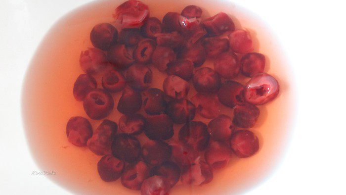 Кулич с вяленой вишней и кедровыми орешками