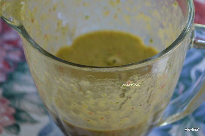 Cмузи с брокколи и клубникой