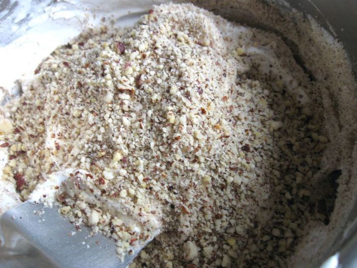 Вестфальский ореховый торт-парфе с соусом из черники