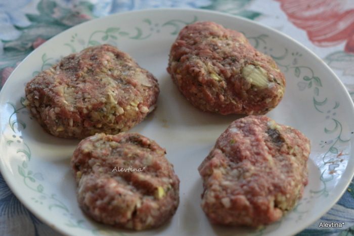 Котлеты из ягнятины под соусом