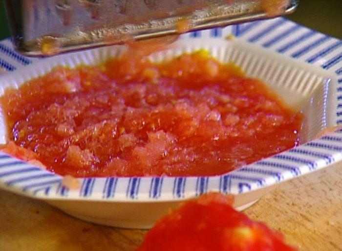 Салат из красной фасоли с тунцом и цикорием