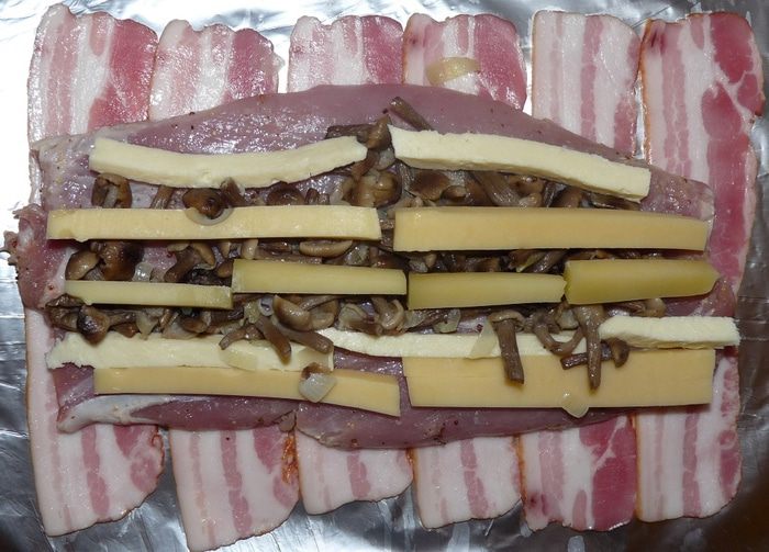Рулет из свиной вырезки в беконе