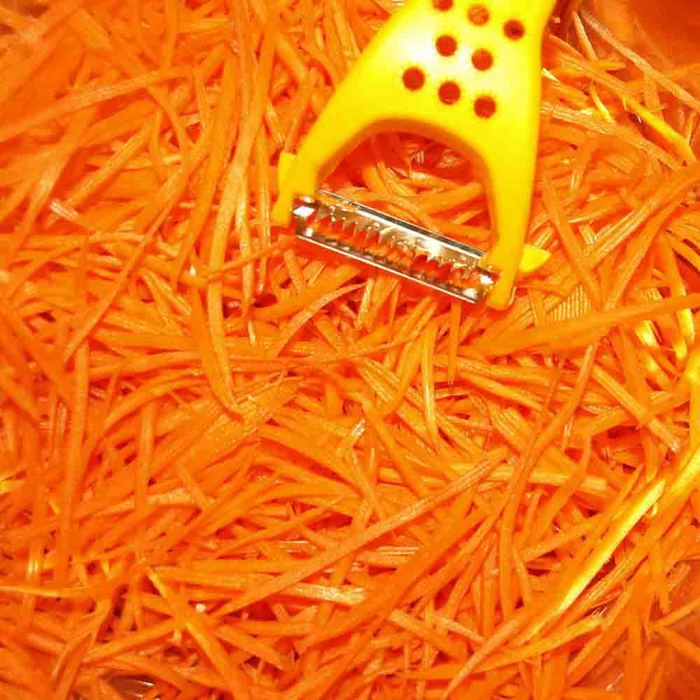 Салат из острой моркови с куриной грудкой и сладким перцем