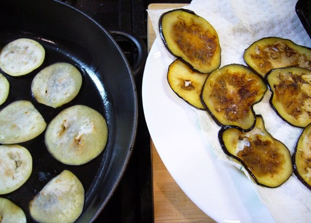 Пицца с томатным соусом и баклажанами