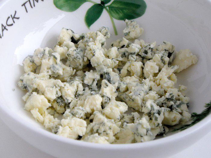 Тосты с грушей, голубым сыром и кедровыми орешками