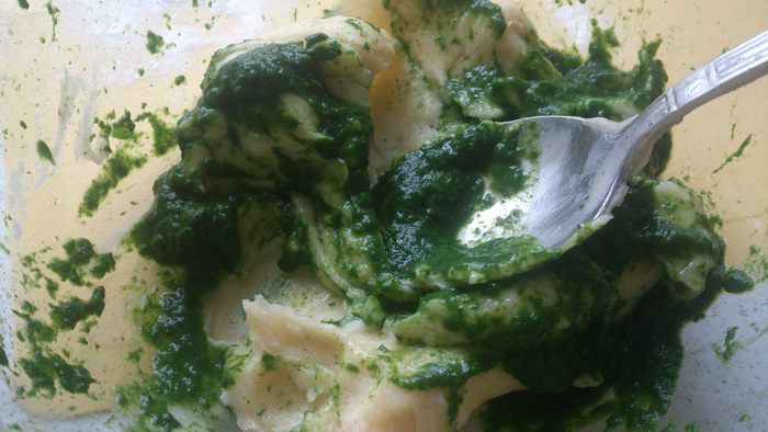 Куриный суп с цветными клецками