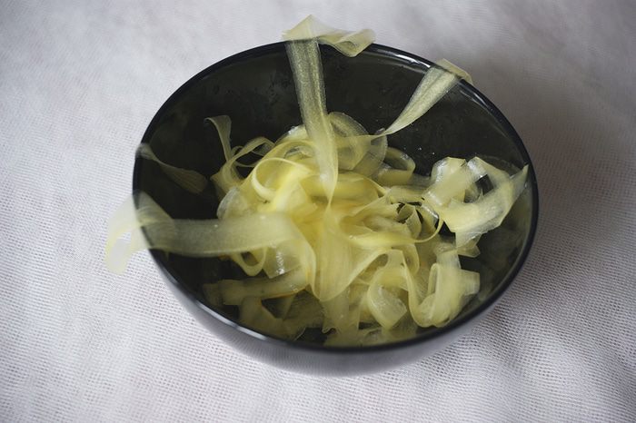 Паста из цукини с томатным соусом и овощами