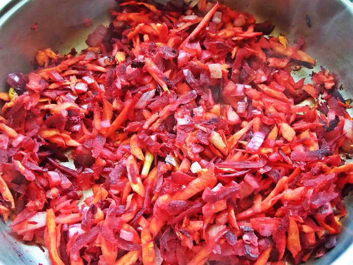 Куриная печень с овощами и гречкой