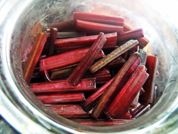 Маринование свекольных стебельков