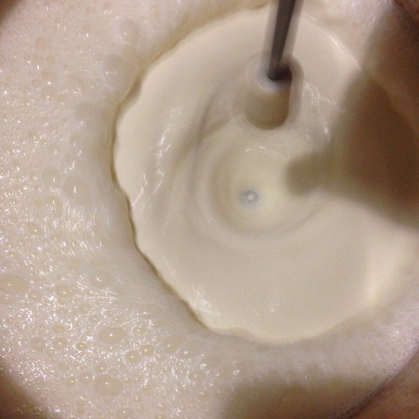 Торт из бисквита с клубничной пропиткой, клубникой и сливками