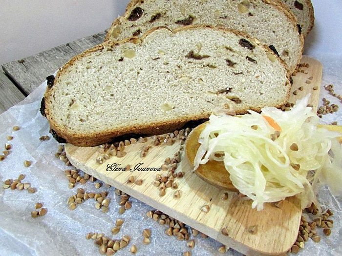 Гречишный хлеб с изюмом и орехами