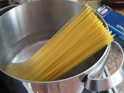 Рыбные тефтели в гнезде из спагетти со сливочным соусом