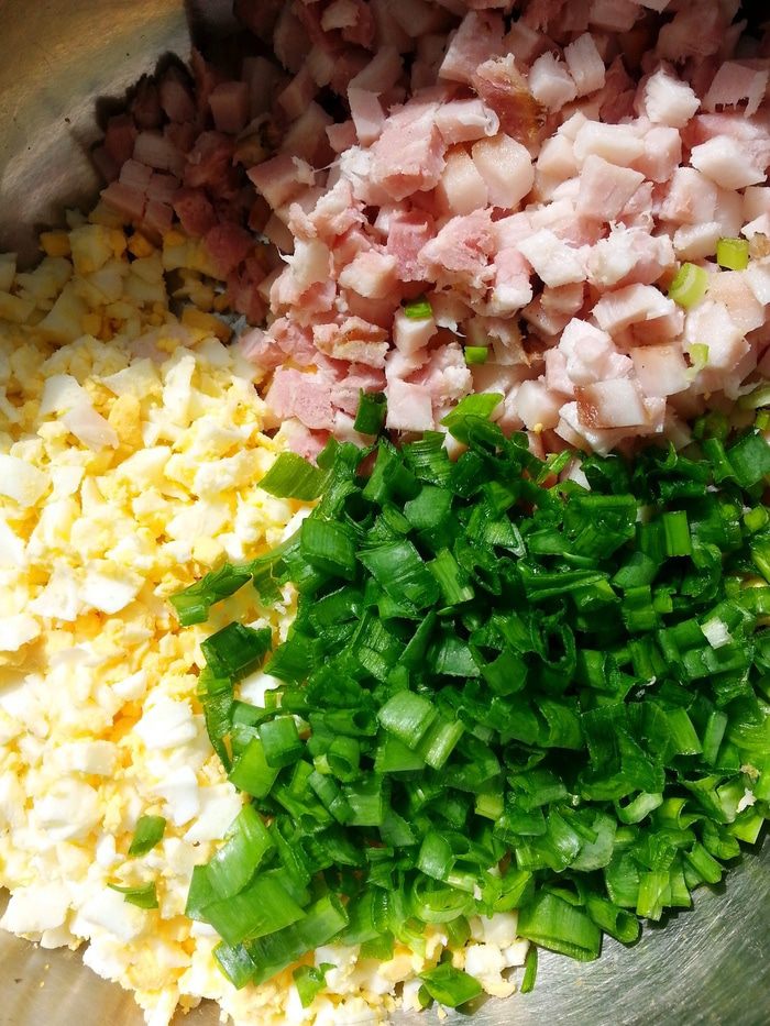 Блинчики с копченым окороком и вареным яйцом
