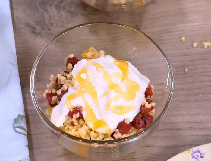 Цитрусовый кускус с малиной и фисташками 