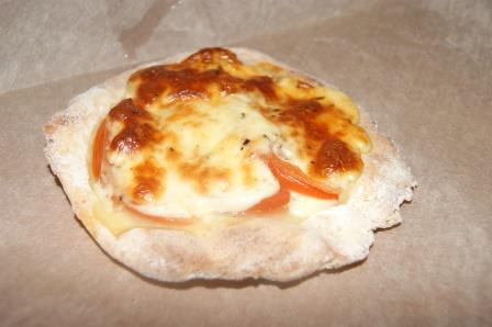 Лепешки из творожного теста с помидором и моцареллой